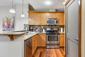 Alluring Mountain View Condo - Right In The Heart Of Downtown - managed by Little Sister Getaways的厨房或小厨房