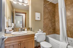 Alluring Mountain View Condo - Right In The Heart Of Downtown - managed by Little Sister Getaways的一间浴室