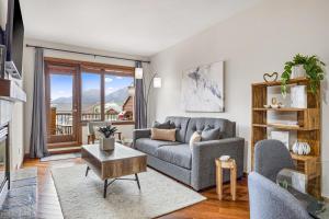 Alluring Mountain View Condo - Right In The Heart Of Downtown - managed by Little Sister Getaways的休息区
