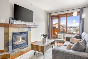 Alluring Mountain View Condo - Right In The Heart Of Downtown - managed by Little Sister Getaways的电视和/或娱乐中心