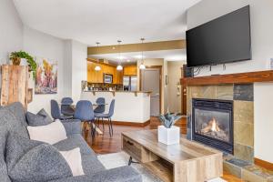 Alluring Mountain View Condo - Right In The Heart Of Downtown - managed by Little Sister Getaways的电视和/或娱乐中心