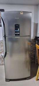 um frigorífico de aço inoxidável sentado numa cozinha em Apartamento San Jose em Floridablanca