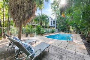 Bassenget på eller i nærheten av Luxe Treehouse Stay with Pool in the Tropics