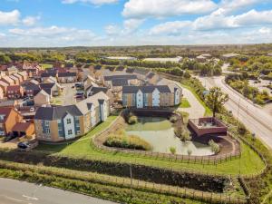 una vista aérea de un suburbio con casas en Modern Apartment in Wymondham, en Wymondham