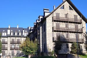 un gran edificio con balcones en un lateral en Precioso apartamento de montaña en Boi - Taüll, en Pla de l'Ermita