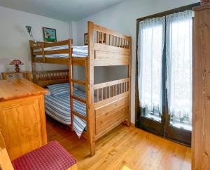 a bedroom with two bunk beds and a window at Precioso apartamento de montaña en Boi - Taüll in Pla de l'Ermita