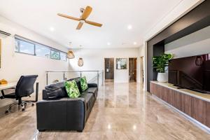 Khu vực ghế ngồi tại Poolside Gunya Luxury Living in Fannie Bay