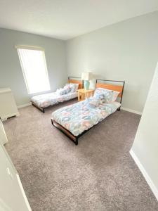 1 dormitorio con 2 camas y ventana en DWS Vacation Villas, en Orlando