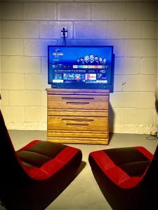 فيلات عطلات دي دابليو إس في أورلاندو: تلفزيون بشاشة مسطحة جالس فوق مركز ترفيهي خشبي