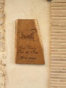 a wooden sign on the side of a wall at Casa Vacanza Orto dei Preti in Collepardo