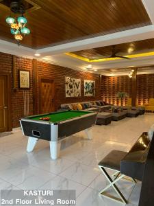 Billiards table sa TUAH AND KASTURI D MANGGIS JANDA BAIK PRIVATE SWIMMING POOL MAGNIFICENT HILL VIEW 2 Different unit