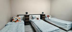 pokój z 3 łóżkami w pokoju w obiekcie Tanie spanie przy Malcie - Zameldowanie bezobsługowe - w Poznaniu