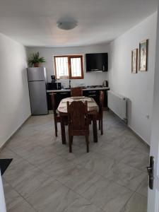 - une cuisine avec une table et des chaises dans la chambre dans l'établissement Casa Marina, à Călimăneşti