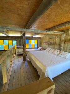 Un dormitorio con una cama en una habitación de madera. en Cabaña de Silvina, en La Pedrera 15 fotos más