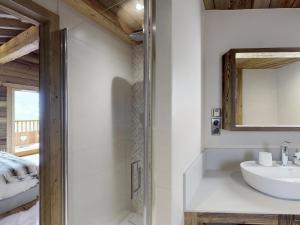 ein Badezimmer mit Waschbecken und Spiegel in der Unterkunft Chalet raffiné à La Tania, Courchevel - 10/12 pers, spa, sauna, billard, ski-in/ski-out - FR-1-575-20 in Courchevel + 7 Fotos