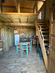 comedor y cocina en una cabaña de madera en Cabaña de Silvina, en La Pedrera