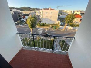 een balkon met uitzicht op een straat bij Cardoso House VPA in Vila Praia de Âncora
