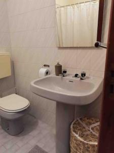 een badkamer met een witte wastafel en een toilet bij Cardoso House VPA in Vila Praia de Âncora