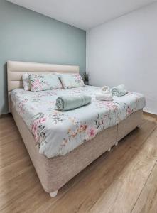 a bedroom with a bed with flowers on it at בית בלב הגולן in Qasrîne