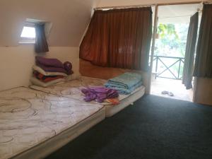 Postel nebo postele na pokoji v ubytování Saung AWI Syariah