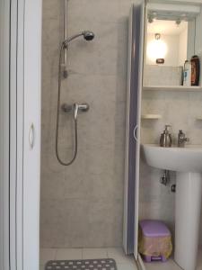 A bathroom at Villa Cordella 3
