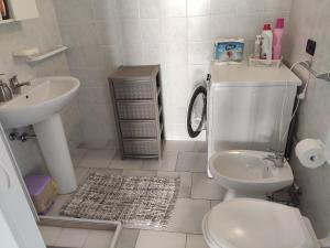 A bathroom at Villa Cordella 3