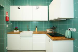 A cozinha ou cozinha compacta de VisHostel