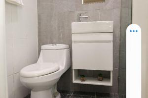 bagno con servizi igienici bianchi e lavandino di Residencial Frank I a Santo Domingo