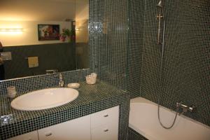 A bathroom at B&B al 19