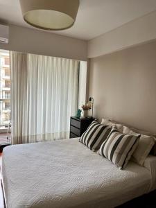 a bedroom with a large bed and a window at Studio Torre Rio - IMPECABLE STUDIO, LUMINOSO, CHIC - EXCELENTE UBICACIÓN - PALERMO in Buenos Aires