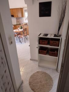 A kitchen or kitchenette at Bee life apts, Sweet house