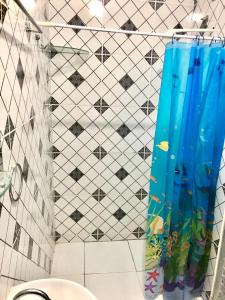 baño con aseo y pared de azulejos en Hostel Família Carvalho, en Barreirinhas