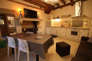 uma sala de estar com uma mesa e uma cozinha em Gîte des remparts em Bèze