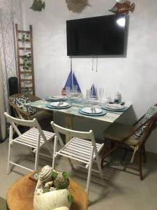 Una televisión o centro de entretenimiento en Juan Dolio apart1 hab 3 fotos más