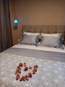 Un mazzo di rose stese su un letto di Lis zen suite 02 a Porto De Galinhas