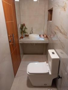 ポルト・デ・ガリーニャスにあるLis zen suite 02の小さなバスルーム(トイレ、シンク付)