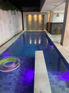 uma piscina com WC no meio em Lis zen suite 02 em Porto de Galinhas