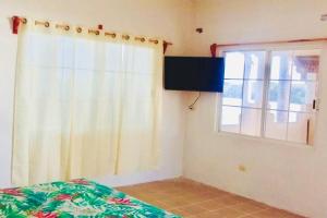 TV a/nebo společenská místnost v ubytování Estudio con terraza y vista lago SUEÑOS DE ARENA