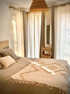1 dormitorio con 1 cama grande y ventana en Loft cosy Menorca 5 étoiles Spa au cœur de Nancy, en Nancy