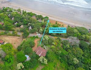 為諾拉海灘的住宿－Venao Surf Lodge，读取海滩入海数米的标志