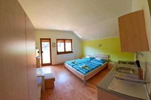 a small room with a bed and a kitchen at Vila Rhea in Važec