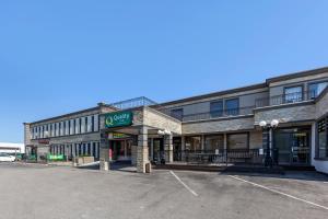 an empty parking lot in front of a building at Quality Inn Toronto Airport in Mississauga