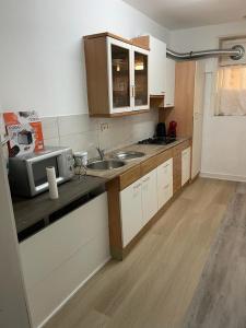 A kitchen or kitchenette at West Side appartement