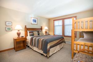 1 dormitorio con 2 camas y 1 litera en 1202 - Two Bedroom Standard Eagle Springs West condo en Solitude