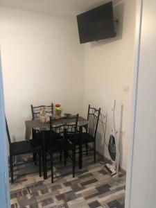 Televízia a/alebo spoločenská miestnosť v ubytovaní Bolkovac Apartman Ulica Donje selo 33 Fužine