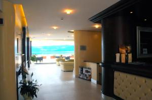 Una sala de estar con vista al mar. en Relais Sans Soucis & Spa, en Ronciglione