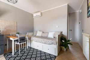 um quarto com uma cama, uma secretária e uma mesa em Dreams House Paola-luxury suite near airport em Fiumicino