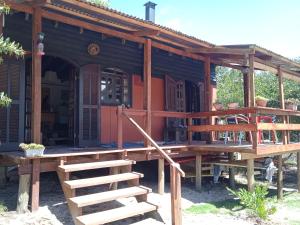 ein Haus, das mit einer Treppe davor gebaut wird in der Unterkunft Cabaña La Federica in La Paloma