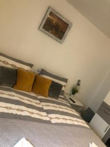 Posteľ alebo postele v izbe v ubytovaní Bolkovac Apartman Ulica Donje selo 33 Fužine