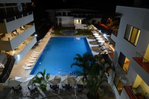 - une vue sur la piscine située dans un bâtiment dans l'établissement Casablanca Hotel, à San Ramón